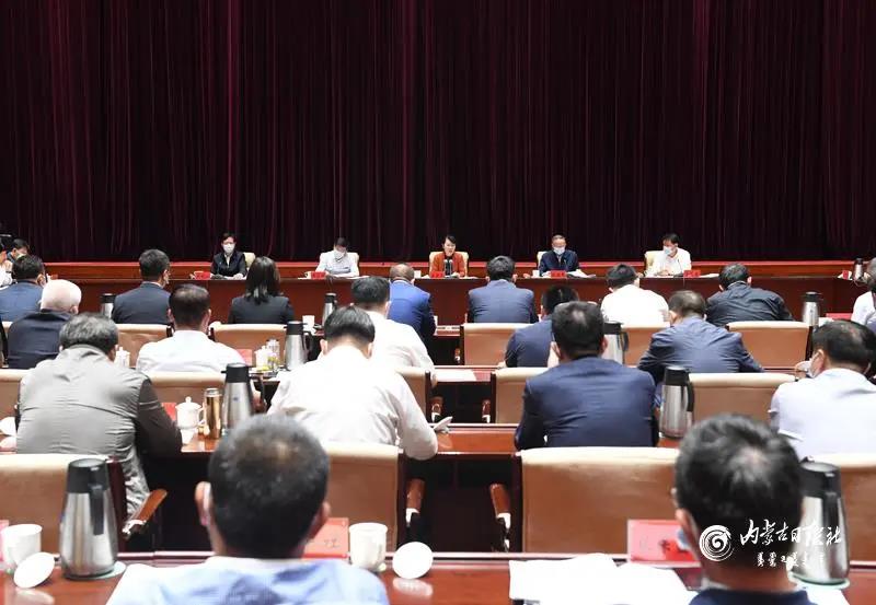 王莉霞主席主持召開(kāi)自治區(qū)民營(yíng)企業(yè)座談會(huì)，周勇會(huì)長(zhǎng)作專題匯報(bào)